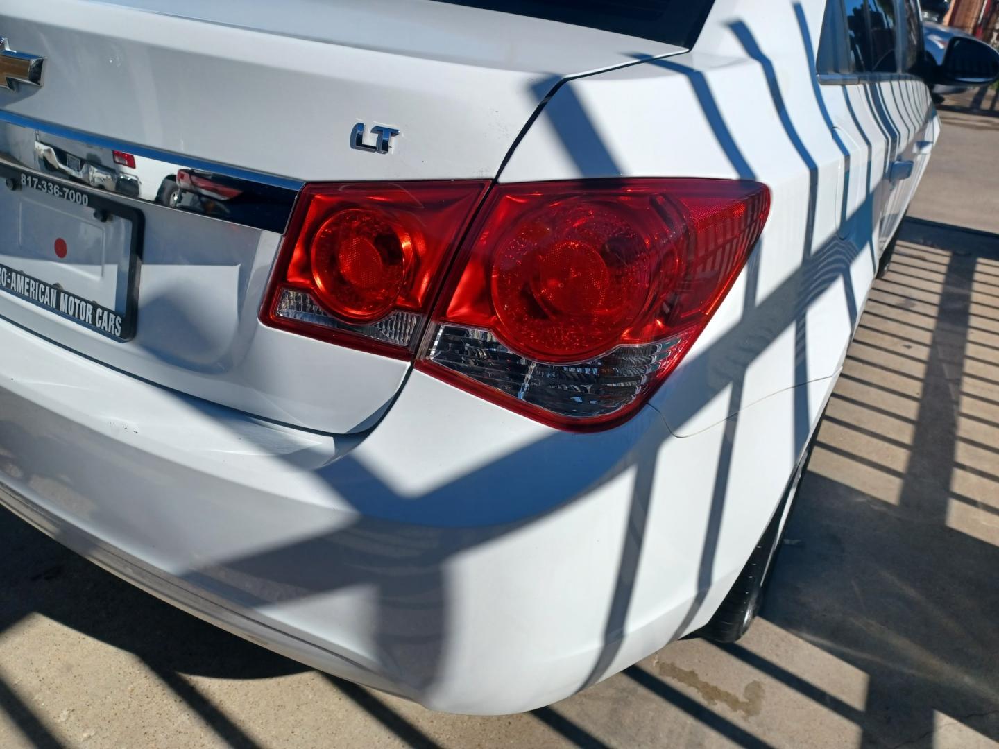 2014 WHITE /GRAY Chevrolet Cruze LT (1G1PE5SB0E7) with an 1.4L I4 TURBOCHARGER engine, AUTOMATIC 6-SPEED transmission, located at 2001 E. Lancaster, Ft. Worth, 76103, (817) 336-7000, 32.746181, -97.301018 - Photo#4